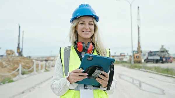 Junge Blonde Architektin Lächelt Mit Touchpad Auf Straße — Stockfoto