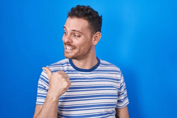 Young Hispanic Man Standing Blue Background Smiling Happy Face Looking — Foto Stock