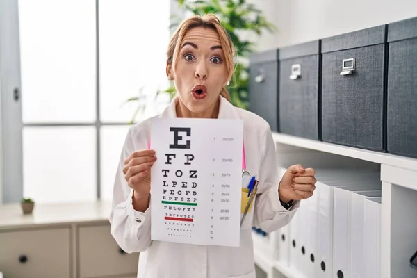 Spansktalande Optiker Kvinna Som Håller Läkarundersökning Rädd Och Förvånad Med — Stockfoto