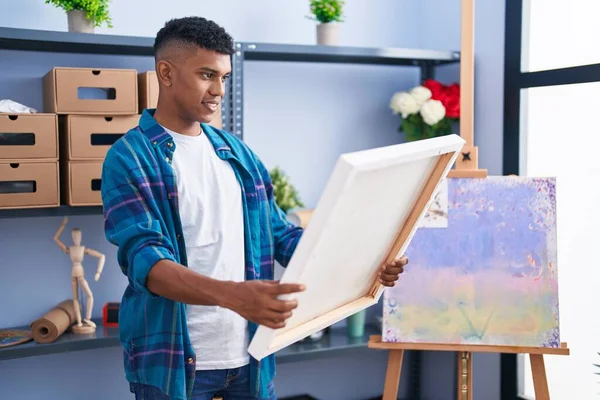 Young Latin Man Artist Smiling Confident Looking Draw Art Studio — ストック写真