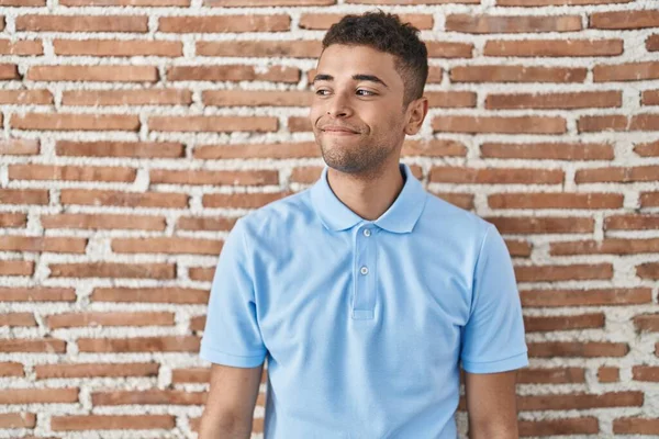Brazilský Mladý Muž Stojí Nad Cihlovou Zdí Usmívá Dívá Stranou — Stock fotografie