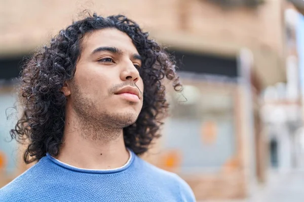 Sokakta Ciddi Bir Ifadeyle Yana Bakan Genç Latin Adam — Stok fotoğraf