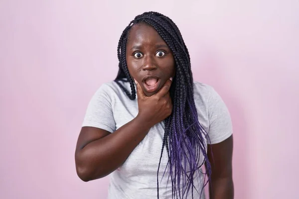 Jonge Afrikaanse Vrouw Staat Roze Achtergrond Kijken Gefascineerd Door Ongeloof — Stockfoto