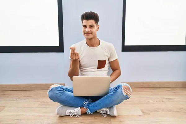 Young Hispanic Man Using Laptop Home Doing Money Gesture Hands — Stock Photo, Image