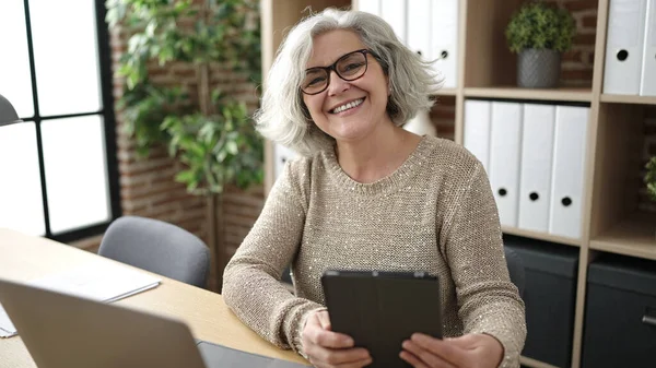 Mujer Mediana Edad Con Trabajador Negocios Cabello Gris Usando Touchpad —  Fotos de Stock