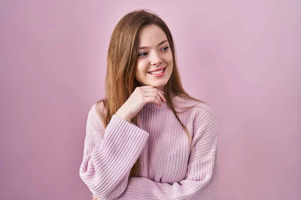 Young Caucasian Woman Standing Pink Background Hand Chin Thinking Question — 图库照片