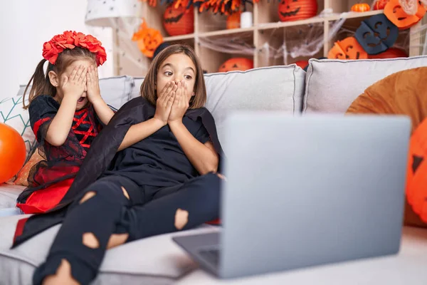Adorável Menino Menina Vestindo Traje Halloween Assistindo Filme Laptop Com — Fotografia de Stock