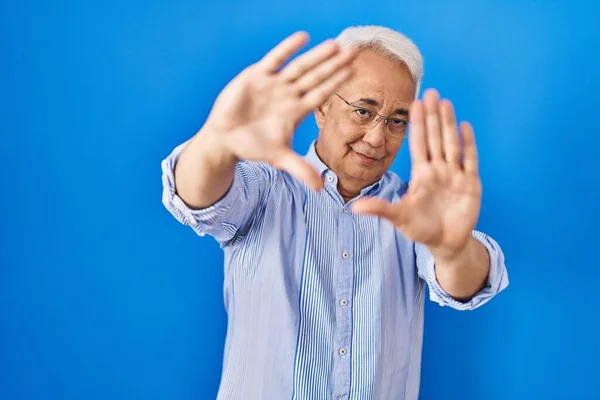 西班牙裔老人戴着眼镜 用手和手指做框架 镜头透视 — 图库照片