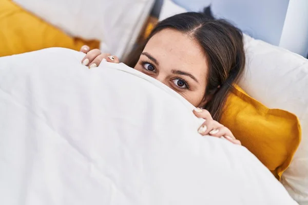 Молодая Красивая Латиноамериканка Лежит Кровати Покрывая Рот Простыней Спальне — стоковое фото