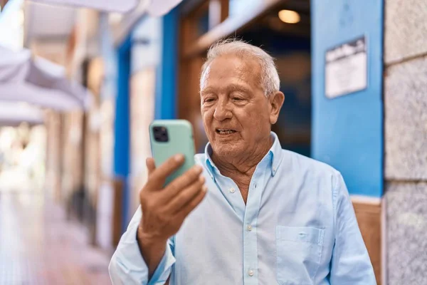 Senior Grey Haired Man Make Selfie Smartphone Street — Φωτογραφία Αρχείου