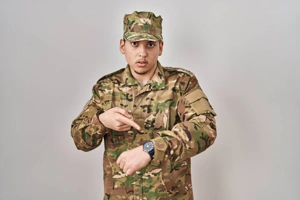 Młody Arabski Mężczyzna Mundurze Wojskowym Pośpiechu Wskazuje Czas Niecierpliwość Zdenerwowanie — Zdjęcie stockowe