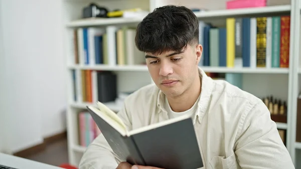 Jovem Hispânico Estudante Ler Livro Sentado Mesa Universidade Biblioteca — Fotografia de Stock