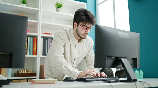 Young Hispanic Man Student Using Computer Studying Library University — Photo