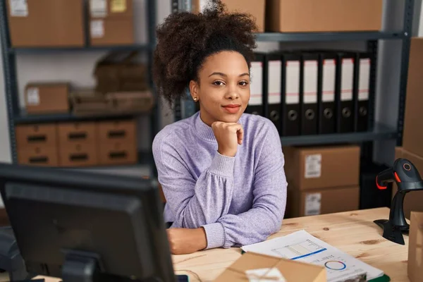 Young African American Woman Ecommerce Business Worker Smiling Confident Office — Photo