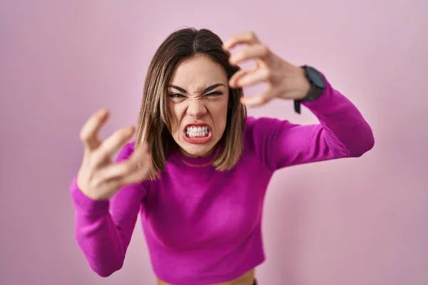 Donna Ispanica Piedi Sfondo Rosa Gridando Frustrato Con Rabbia Mani — Foto Stock