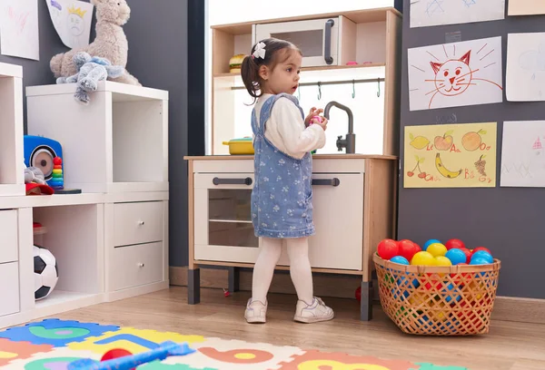 Liebenswertes Hispanisches Mädchen Spielt Mit Spielküche Kindergarten — Stockfoto