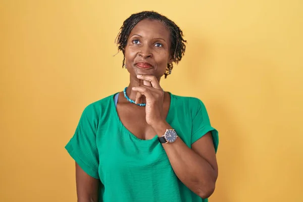 Afrikaanse Vrouw Met Dreadlocks Staan Gele Achtergrond Met Hand Kin — Stockfoto