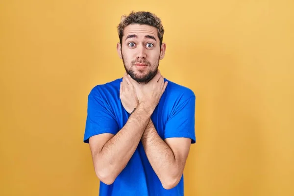 Hispanic Man Beard Standing Yellow Background Shouting Suffocate Because Painful — Stockfoto