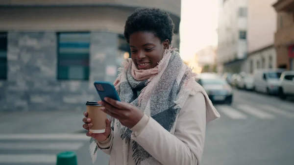 Ung Afrikansk Amerikansk Kvinna Använder Smartphone Dricka Kaffe Gatan — Stockfoto