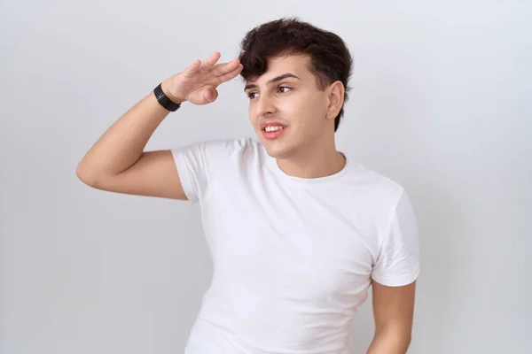 Pemuda Non Biner Mengenakan Kaos Putih Kasual Sangat Senang Dan — Stok Foto