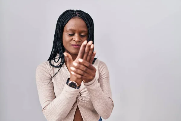 Afrikaanse Vrouw Met Vlechten Staan Witte Achtergrond Lijden Pijn Handen — Stockfoto