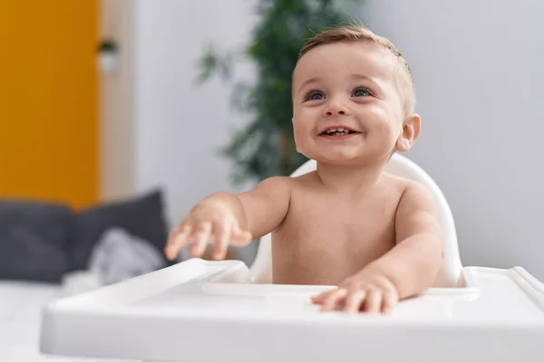 Liebenswertes Kaukasisches Baby Sitzt Hause Auf Dem Hochstuhl — Stockfoto