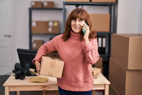 Middle Age Woman Ecommerce Business Worker Talking Smartphone Holding Package — 图库照片