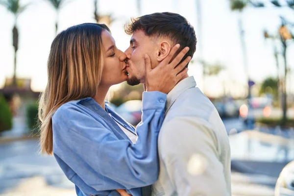 Young Man Woman Couple Hugging Each Other Kissing Street — Stockfoto