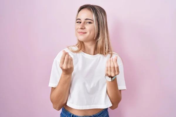 Young Blonde Woman Standing Pink Background Doing Money Gesture Hands — Stock Photo, Image