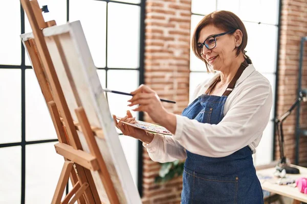 Mujer Mediana Edad Artista Sonriendo Dibujo Seguro Estudio Arte — Foto de Stock
