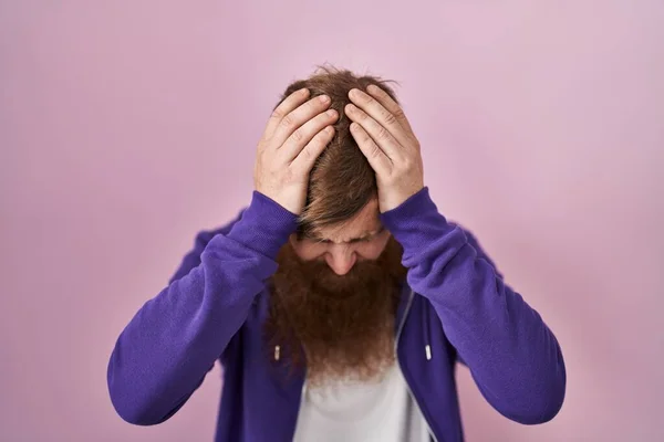 Hombre Caucásico Con Barba Larga Pie Sobre Fondo Rosa Que —  Fotos de Stock