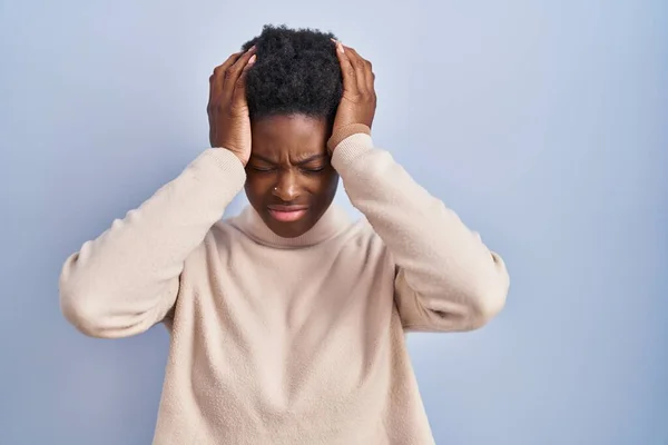 Afrikai Amerikai Áll Kék Háttér Szenved Fejfájás Kétségbeesett Stresszes Mert — Stock Fotó