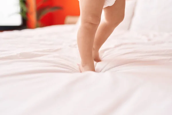 Liebenswertes Blondes Kleinkind Steht Schlafzimmer Auf Dem Bett — Stockfoto