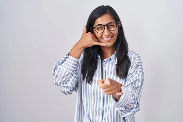 Young Hispanic Woman Wearing Glasses Smiling Doing Talking Telephone Gesture — Stock Photo, Image