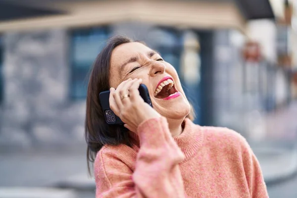 Μεσήλικη Γυναίκα Χαμογελά Αυτοπεποίθηση Μιλώντας Στο Smartphone Στο Δρόμο — Φωτογραφία Αρχείου