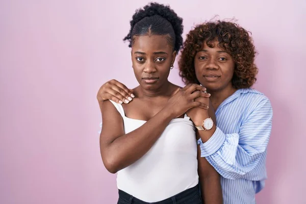 Δύο Αφρικανή Γυναίκες Στέκεται Πάνω Από Ροζ Φόντο Χαλαρή Σοβαρή — Φωτογραφία Αρχείου