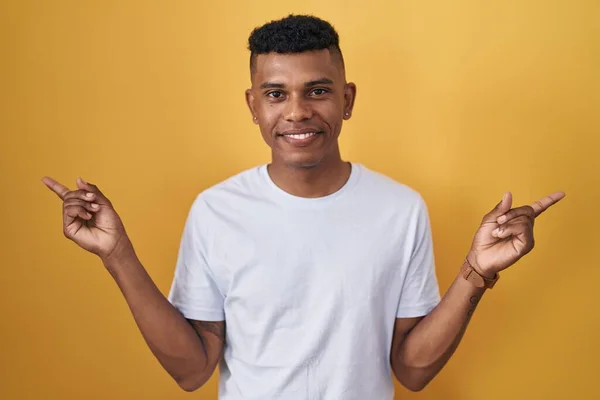 Jeune Homme Hispanique Debout Sur Fond Jaune Souriant Confiant Pointant — Photo