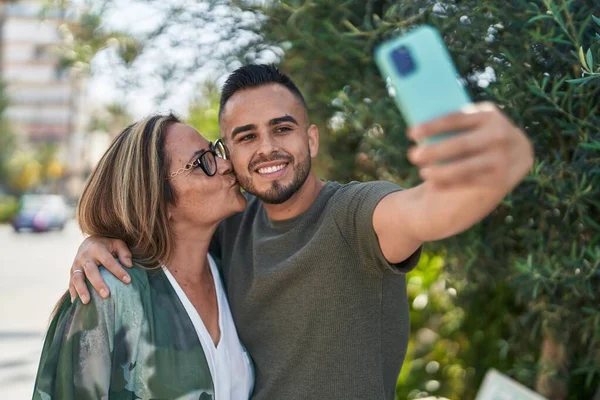 Άντρας Και Γυναίκα Μητέρα Και Κόρη Κάνουν Selfie Από Smartphone — Φωτογραφία Αρχείου
