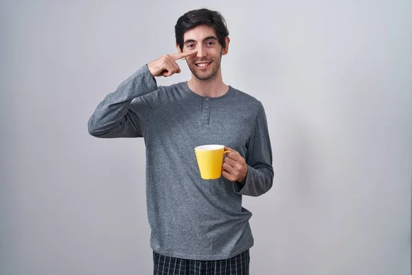 Молодий Іспаномовний Чоловік Піжамі Чашку Кави Вказуючи Ручним Пальцем Обличчя — стокове фото
