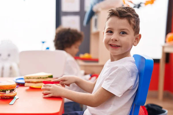 Liebenswerte Jungen Spielen Kindergarten Mit Essensspielzeug Auf Dem Tisch — Stockfoto