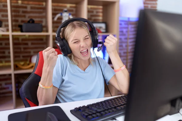 Νεαρή Καυκάσια Γυναίκα Παίζει Βιντεοπαιχνίδια Φορώντας Ακουστικά Πολύ Χαρούμενος Και — Φωτογραφία Αρχείου
