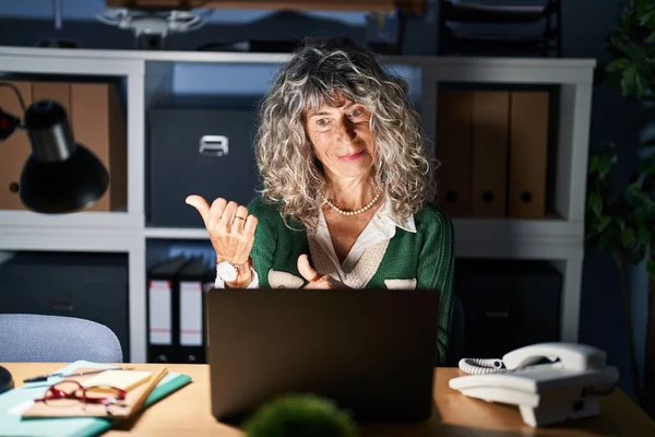 Geceleri Çalışan Orta Yaşlı Bir Kadın Bilgisayarla Arka Tarafı Işaret — Stok fotoğraf
