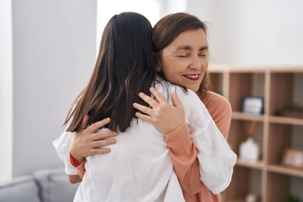 Two Women Mother Daughter Smiling Confident Hugging Each Other Home — 스톡 사진