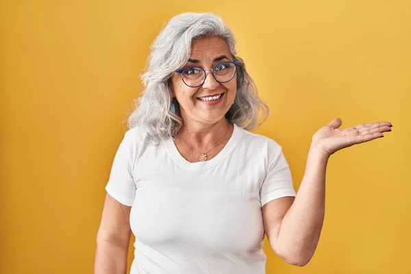 Sarı Arka Planda Gri Saçlı Orta Yaşlı Bir Kadın Gülümsüyor — Stok fotoğraf