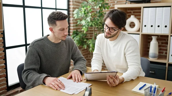 Zwei Männer Geschäftspartner Lesen Dokument Büro — Stockfoto