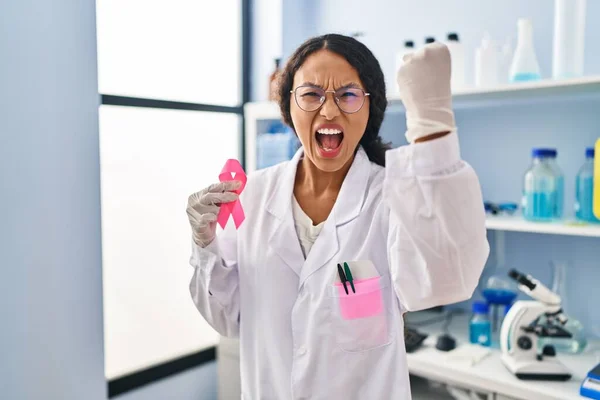 Νεαρή Ισπανίδα Γιατρός Που Εργάζεται Εργαστήριο Επιστημόνων Κρατώντας Ροζ Κορδέλα — Φωτογραφία Αρχείου