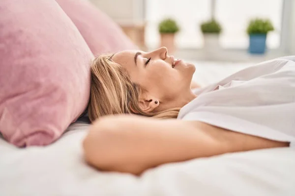Jeune Femme Blonde Couchée Sur Lit Dormant Dans Chambre — Photo