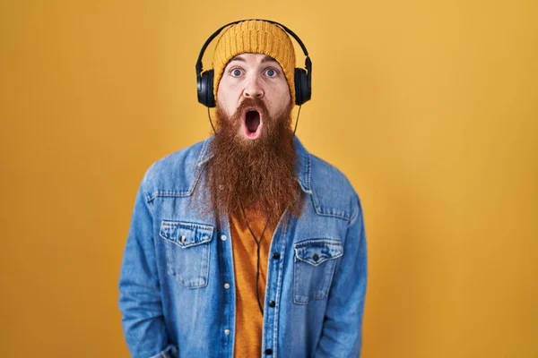 Καυκάσιος Άνδρας Μακριά Γενειάδα Ακούγοντας Μουσική Ακουστικά Φοβισμένος Και Σοκαρισμένος — Φωτογραφία Αρχείου