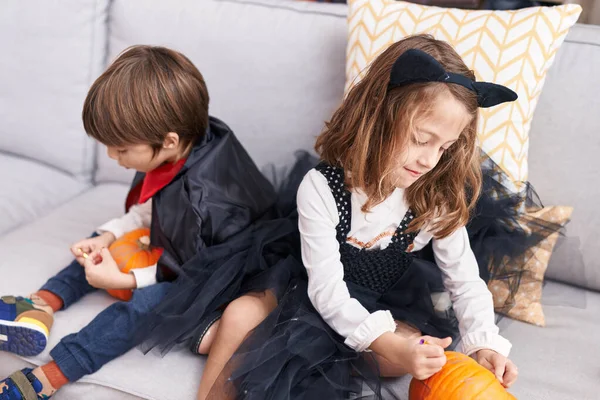 Roztomilý Chlapec Dívka Halloween Party Kreslení Dýni Doma — Stock fotografie