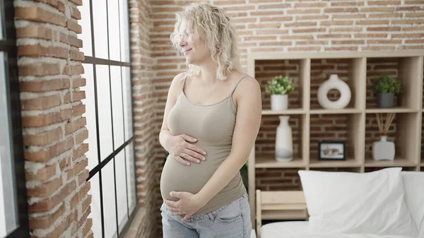 Mladá Těhotná Žena Dotýká Břicho Stojící Ložnici — Stock fotografie